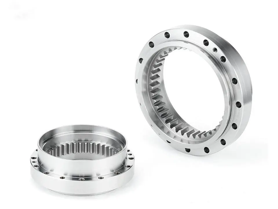 Two rings with internal teeth and bolt holes